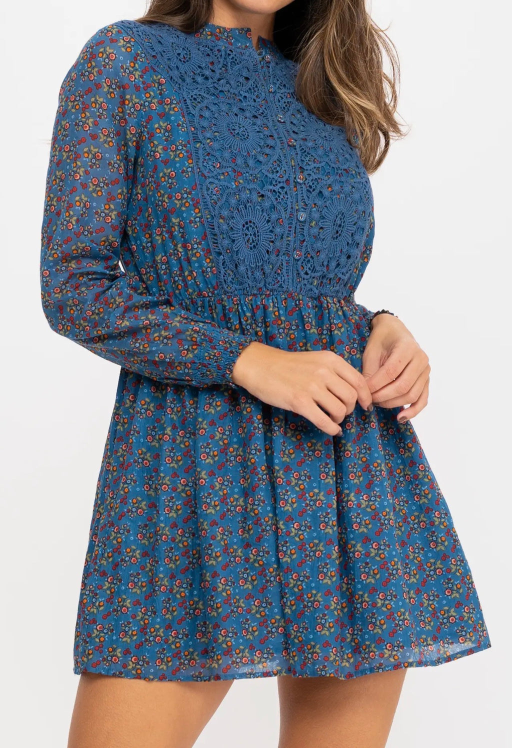 Vestido azul floral con encaje