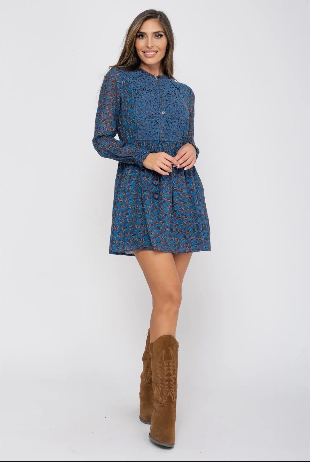 Vestido azul floral con encaje